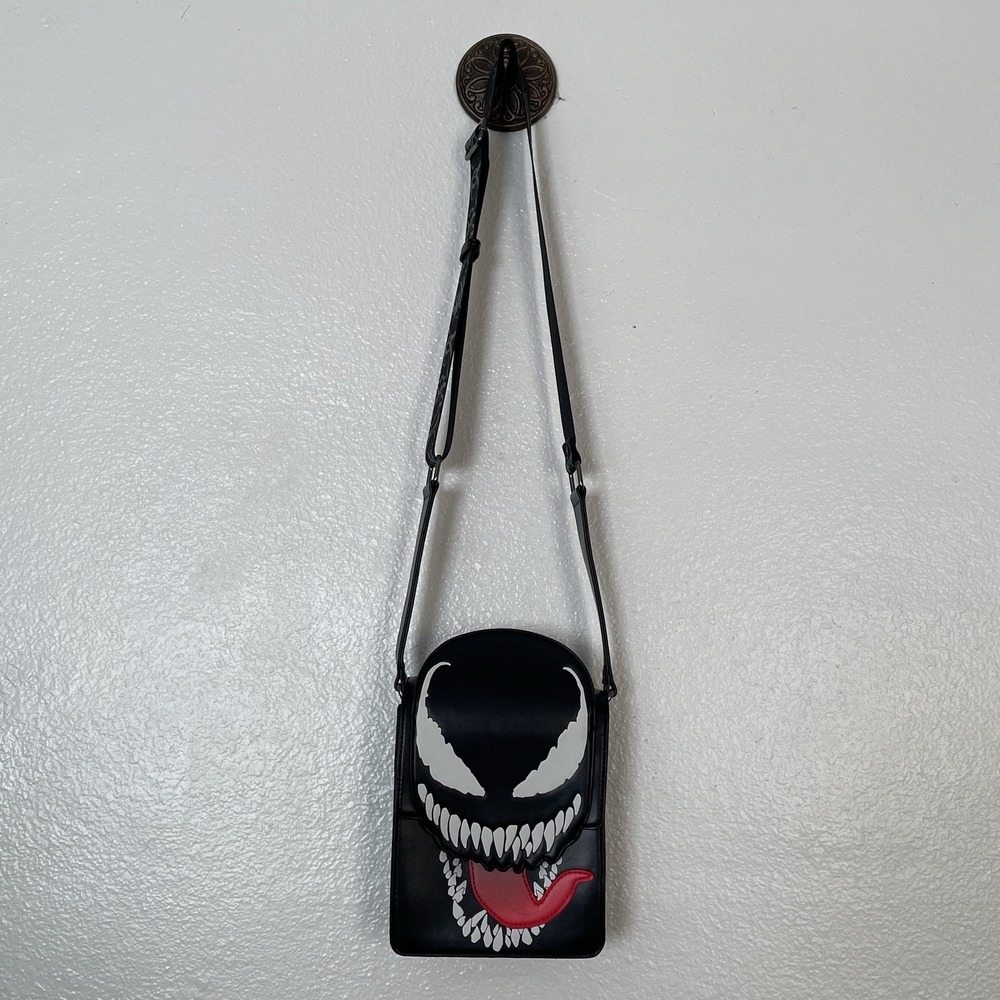 Marvel Venom Figural Glow-In-The-Dark Crossbody Bag - BoxLunch‎ Exclusive!